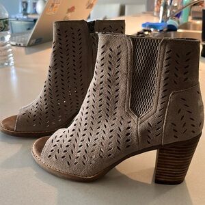 Tan suede booties from Tom’s. Size 6.